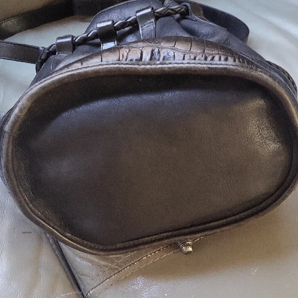 Brighton Elegant Black Leather Shoulder Bag - Picture 6 of 10